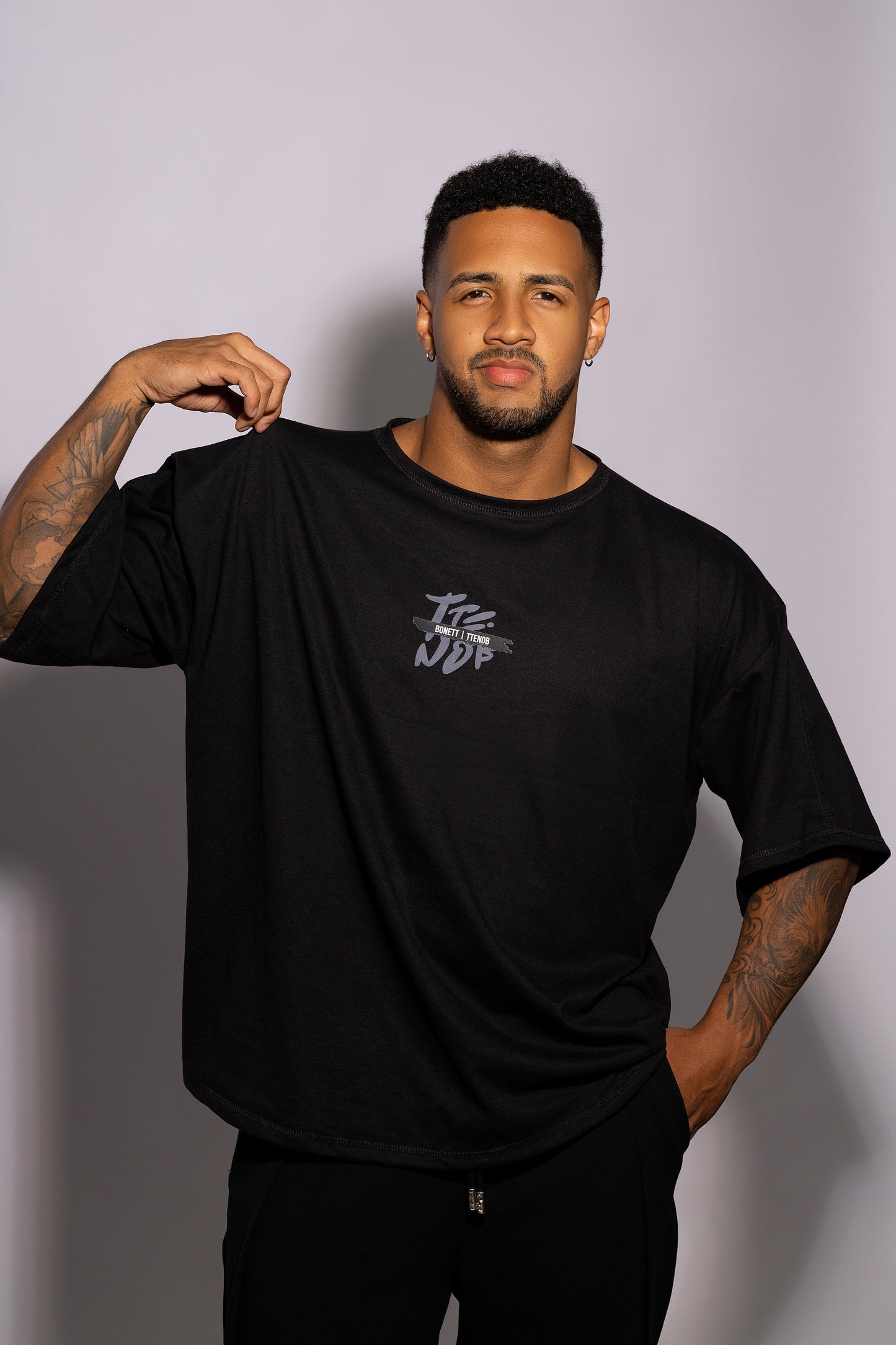 POLERA NEGRA OVERSIZE